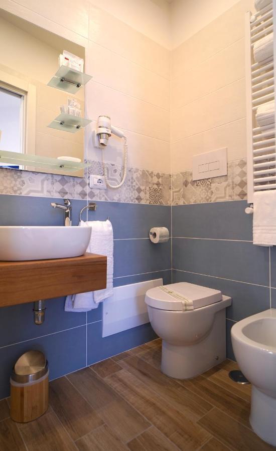 A Un Passo Da Tutto... Hotel Наполи Екстериор снимка